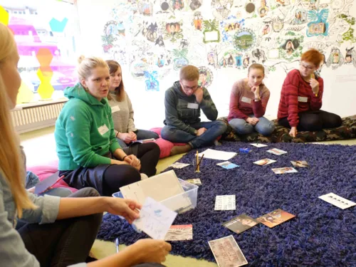 Studierende des Seminars "Verunsichert? Betroffen?" im Lernort 7xjung, Berlin, November 2018